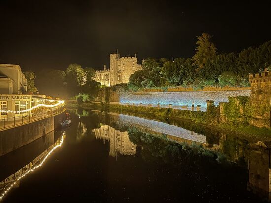 Das Castle mit Spiegelung im Fluss „ Nore“