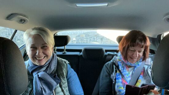 Dann gehts wieder gutgelaunt ins Auto