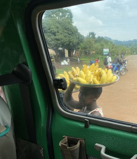 Unterwegs kauft Arthur Bananen.