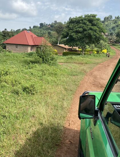 So sieht die Straße viele Kilometer lang aus – voller Schlaglöcher