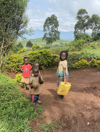 Die Kinder werden zum Wasser holen geschickt – das älteste Mädchen muss den Kanister schleppen