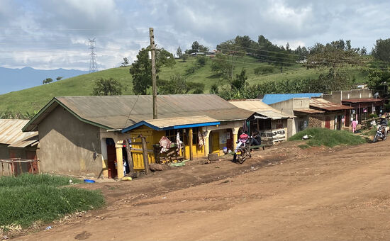 Häuser und Geschäfte im Vorbeifahren