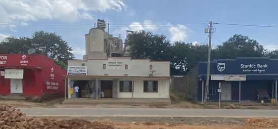 Tatsächlich sehen wir in einem Ort auch mal eine große Fabrik .Arthur erklärt dass es die „Hima“ Zementfabrik ist. Hier auf dem Bild sieht man im Hintergrund noch ein Teil des großen Fabrikgebäudes