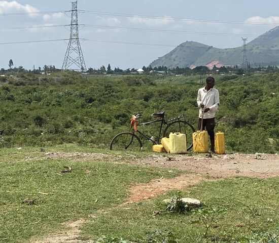 Wieder einer, der viele Kanister mit Wasser schleppen muss