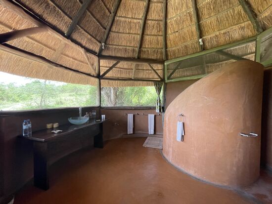 Offenes, riesiges Bad mit Blick auf den Salzsee