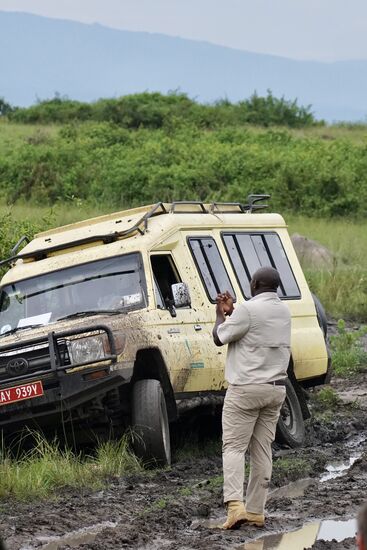 Einer anderen Reisegruppe von sechs Leuten mit ihrem Guide ist ein Malheur passiert. Arthur schaut, ob er helfen kann-aber einer versucht ihn schon heraus zu ziehen
