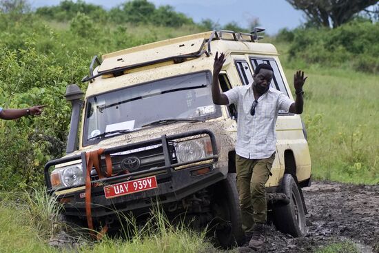 „Ich geb auf“
Unverrichteter Dinge bleibt der Jeep dort stecken und die Insassen werden auf die anderen Fahrzeuge verteilt und zur Lodge gefahren