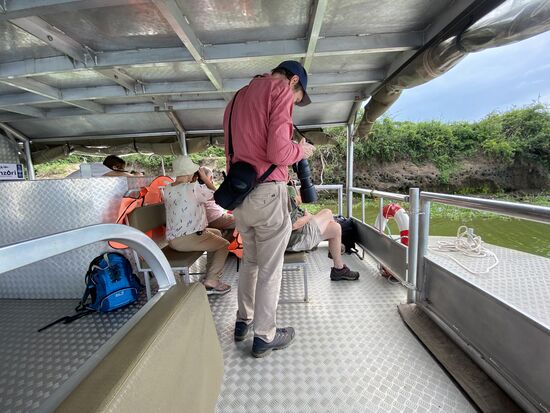 Auf dieser zweistündigen Bootsfahrt haben wir so viel Tiere gesehen wie in der ganzen Woche zuvor. Wir sind die ganzen 40 km bis zum EduardSee Schneckentempo gefahren. Und dann zügig wieder zurück. Es war eine wundervolle Fahrt!