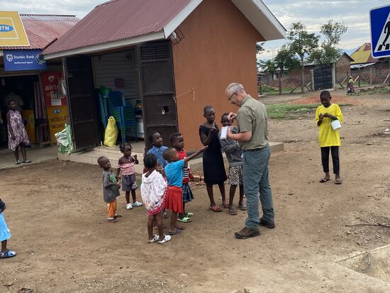 Hier stoppen wir, weil Arthur etwas zu erledigen hat und wir verteilen bei der Gelegenheit ein paar Bonbons