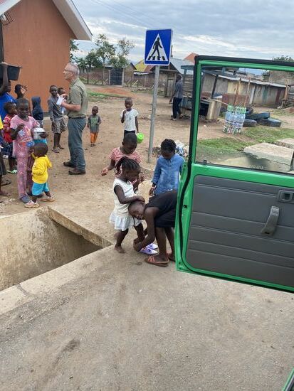 Außerdem möchte ich dem Mädchen mit den kaputten türkisfarbenen Schlappen ein paar neue Schuhe verpassen. Aber ein anderer Junge kommt ihr zuvor und zieht sie flink seiner kleinen Schwester an