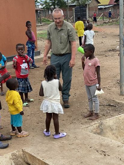 Sie sind ihr augenscheinlich viel zu groß, aber bestimmt werden sie später noch einen neuen Besitzer finden. Im Moment scheint sie nicht zu stören