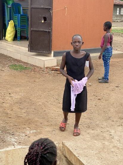 Einer anderen gebe ich einen lila 2-Teiler, der Ihr sicher auch nicht passt, aber sie bringt ihn flink in ihre Hütte, in der sie wohl wohnt