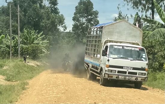 Da verschwindet der Mopedfahrer im schwarzen Qualm