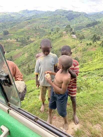 Wieder ein kurzer Stop und wir verteilen Spielzeug