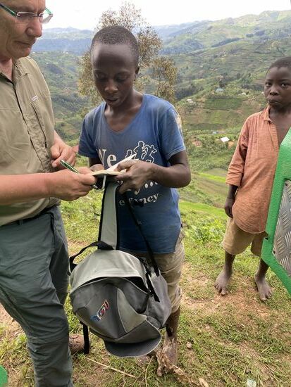 Ein größerer Junge fragt uns ganz höflich, ob wir vielleicht ein Schreibheft oder etwas in der Art für ihn haben. Er hätte es gerne für die Schule. Natürlich haben wir auch so etwas dabei und geben es gerne. Er freut sich sehr und möchte unsere Telefonnummer wissen. Auch die bekommt er. 
Dazu noch einen Rucksack und die Freude ist riesig. Er zeigt uns, wo er zur Schule geht, das ist einige Kilometer entfernt. Ein langer Weg den er jeden Tag machen muss