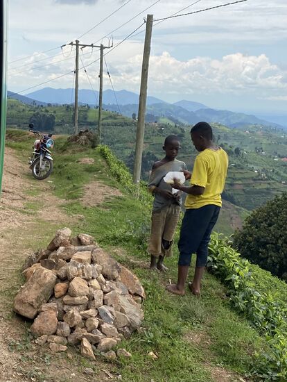 Wir packen unsere Lunchpakete aus, und verteilen auch hier das meiste an die Kinder