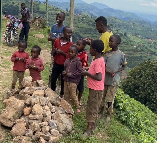 Es kommen immer mehr Kinder und hier bekommt wohl nur noch jeder einen Krümel von dem Kuchen