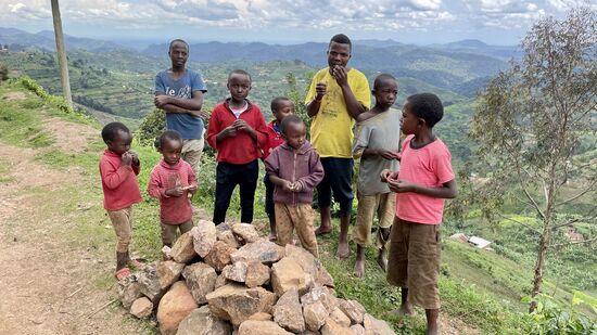 Und da der Kuchen nicht für alle reicht, gibt es für alle noch Bonbons. Die Freude ist riesig.