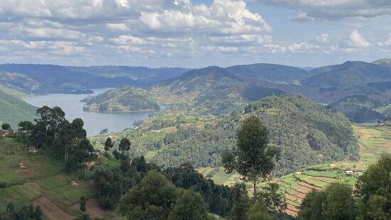 Um 16 Uhr erreichen wir den Lake „Bunyonyi“- wir haben nur noch 30 km vor uns- aber das sollen noch fast 2 Stunden werden!!
