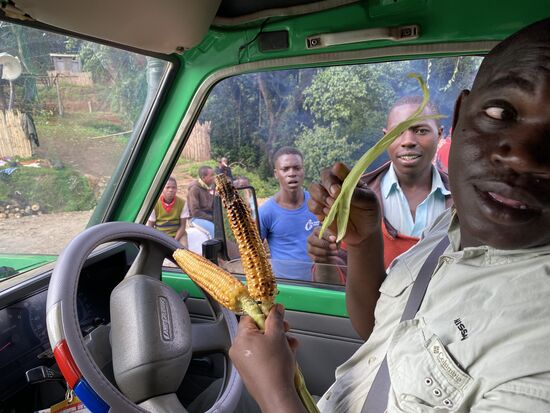 Arthur stoppt noch mal und kauft uns gegrillte Maiskolben