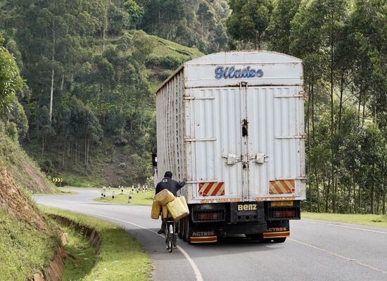 Nicht ungefährlich, aber die Fahrer lassen es zu. Hier ein LKW auf dem Weg nach Ruanda.