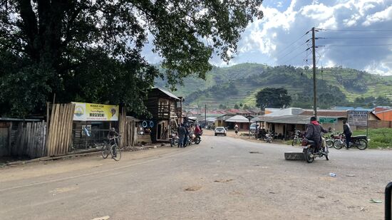 Wir erreichen Kisoro, eine Stadt mit immerhin ca 50.000 Einwohner
Zum Distrikt gehören 562 Dörfer und somit sind es insgesamt 265.000 Einwohner