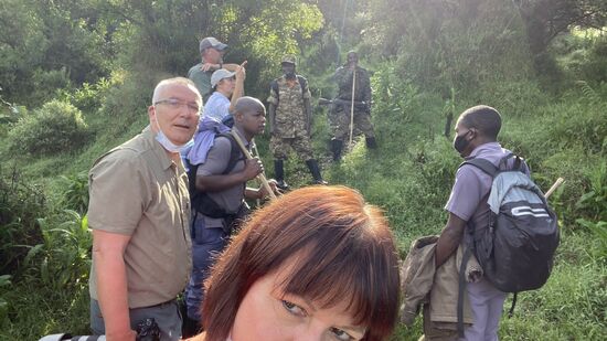 Golden Monkey Trekking. Außer uns Beiden sind nur noch ein Ehepaar aus Kentucky USA dabei. Wir verstehen uns direkt. 5 Guides, Ranger (mit ihren Kalschnikows) und Porter begleiten uns. Später kommen noch 3 Tracker hinzu. Die sind bereits seit 7 Uhr unterwegs und suchen die Golden Monkeys