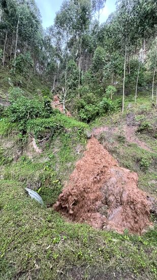 Ein Wasserfall aus Schlamm, der vom Berg runter auf die Straße fällt