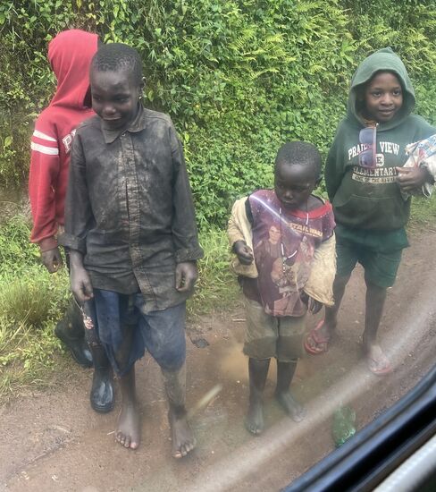 Diese Kinder müssen bereits im Steinbruch oder bei der Ziegelherstellung helfen