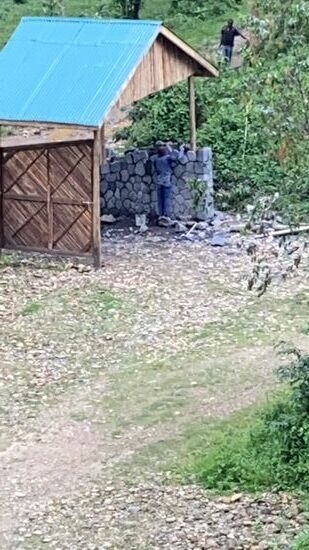 Da unten sind fleißige Handwerker und bauen eine Mauer aus Natursteinen-zu gestern ist sie schon ein Stück gewachsen