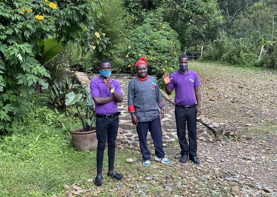 Das nette Hotel-Team (welches übrigens nur aus Männern besteht)  winkt uns zum Abschied zu