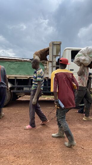 Bananenblätter werden verladen. Arthur erklärt, dass daraus ein Brei gekocht wird