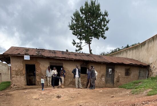 Ältere Männer tragen hier wohl gern Anzüge