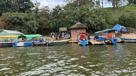 Hier findet morgen früh ein „Floating market“ statt- d.h. auf den See findet ein Markt statt- die Boote sind sozusagen die Verkaufsstände