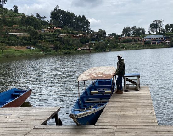 Um 14 Uhr starten wir zu unserer 2-stündigen Bootsfahrt auf dem Lake Byonyi