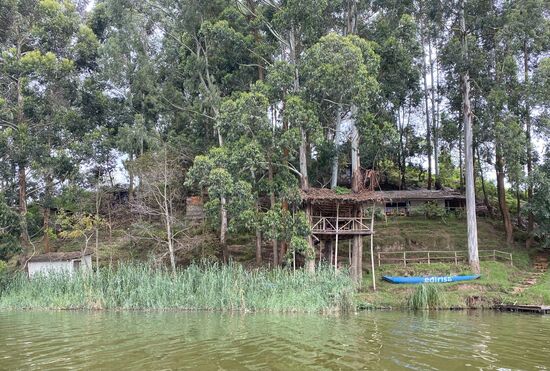 Auf einer Insel befindet sich eine Schule, die nur mit einem Boot erreicht werden konnte- irgendwann wurden aber noch rings um den See weitere Schulen gebaut-