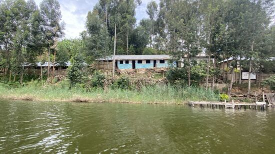 Auf einer der vielen Inseln befindet sich ein Waisenhaus mit 460! Kindern!