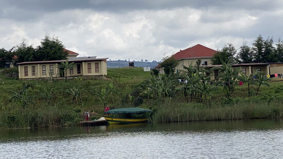 Das damalige Krankenhaus ist heute ein Internat der höheren Schule für Schüler aus der gesamten Region.
Außerdem gibt es noch eine Grundschule—allerdings kein Dorf auf der Insel
