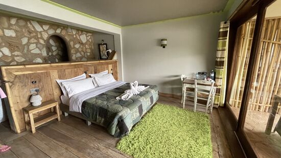 Um 12 Uhr sind wir am „ Lake Bunyonyi“ und bekommen dieses herrliche Zimmer