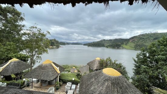 Mit diesem Ausblick auf den Lake Bunyonyi—was übrigens „fliegende Vögel“ heißt
