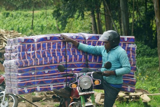 Der transportiert viele Matratzen