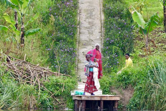 Am Steg des einstigen Krankenhauses winkt man uns auch wieder zu. Heute dient es ausschließlich für Geburten und Krankenhaus der jungen Mütter.
