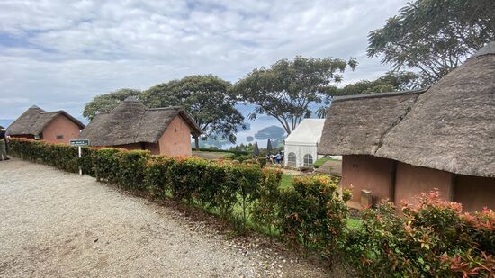 Da unten sitzt  Arthur mit dem Hotelmanager und trinkt Kaffee und wartet auf uns