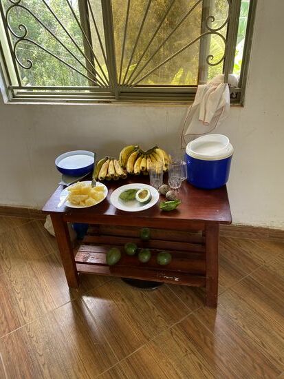 Das Haus befindet sich noch weitestgehend im Rohbau—trotzdem wird hier schon gekocht und wenn Arthur hier ist, schläft er auf einer Matratze