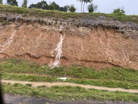 Wasserfälle kommen von den Hügeln