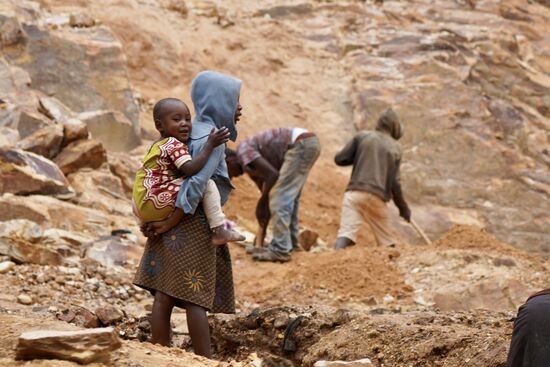 Wir kommen an vielen Steinbrüchen vorbei und sehen viele Kinder arbeiten