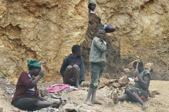 Alle müssen hier ran—seit 2 Jahren gehen die Kinder hier mittlerweile nicht mehr zur Schule