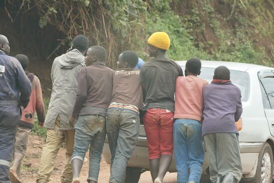 Hier ist einem der Sprit ausgegangen und es wird angeschoben…