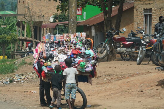 Die Jungs stehen staunend vor der Auswahl an Waren am mobilen Verkaufsstand