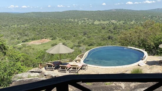 Unser Pool mit dem Wasserloch im Hintergrund